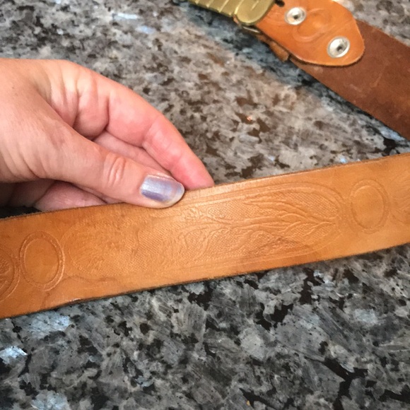 1978 Chris brass buckle genuine leather tooled belt - Picture 8 of 8